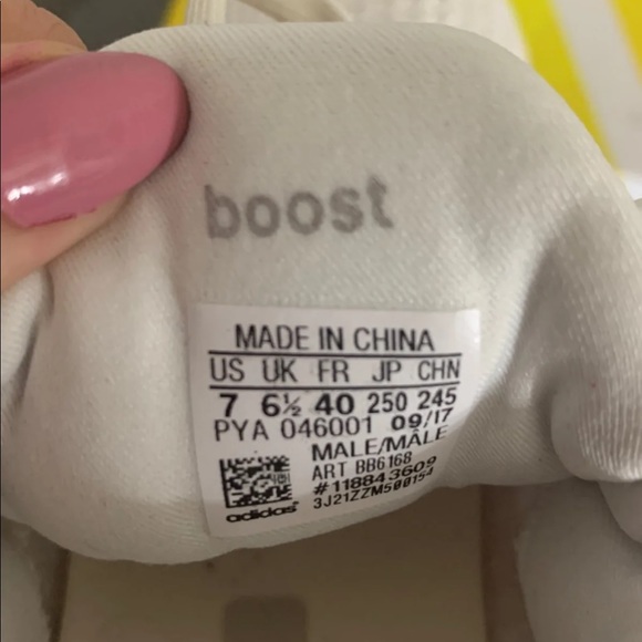 Adidas UltraBoost shoes - Picture 3 of 3